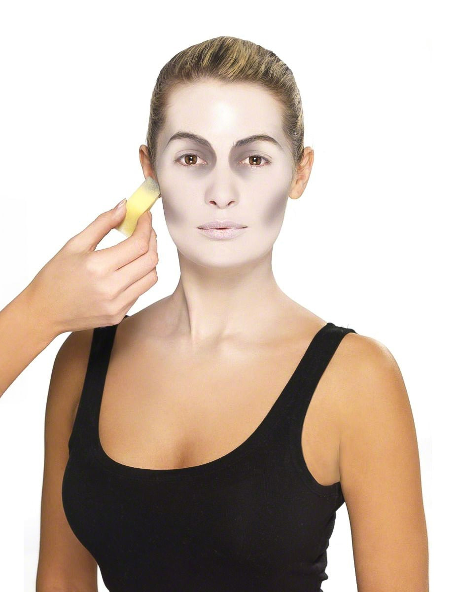 Application de la base blanche à l'éponge du kit maquillage vampire pour adulte Halloween