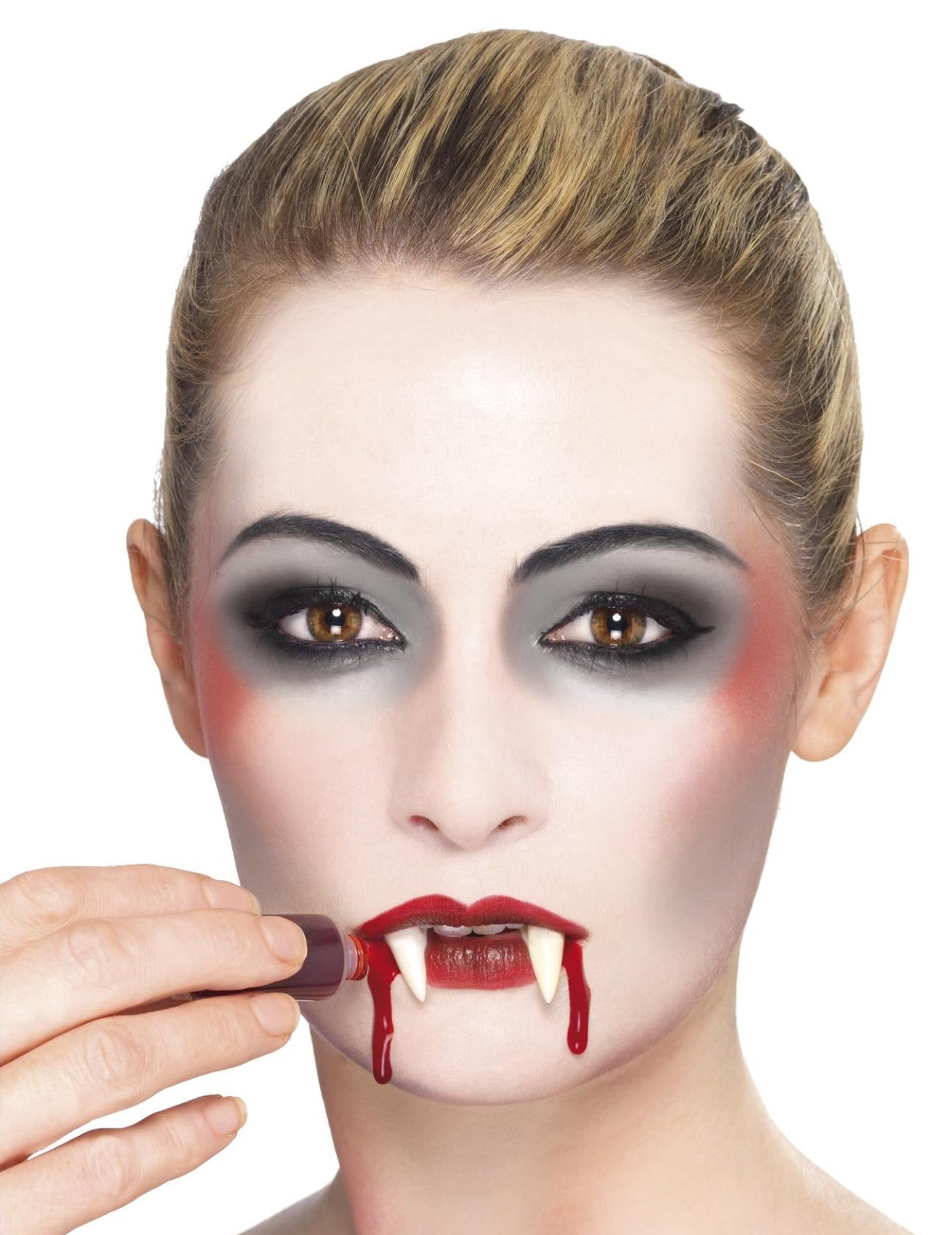 Application du faux sang sur les lèvres du kit maquillage de vampire
