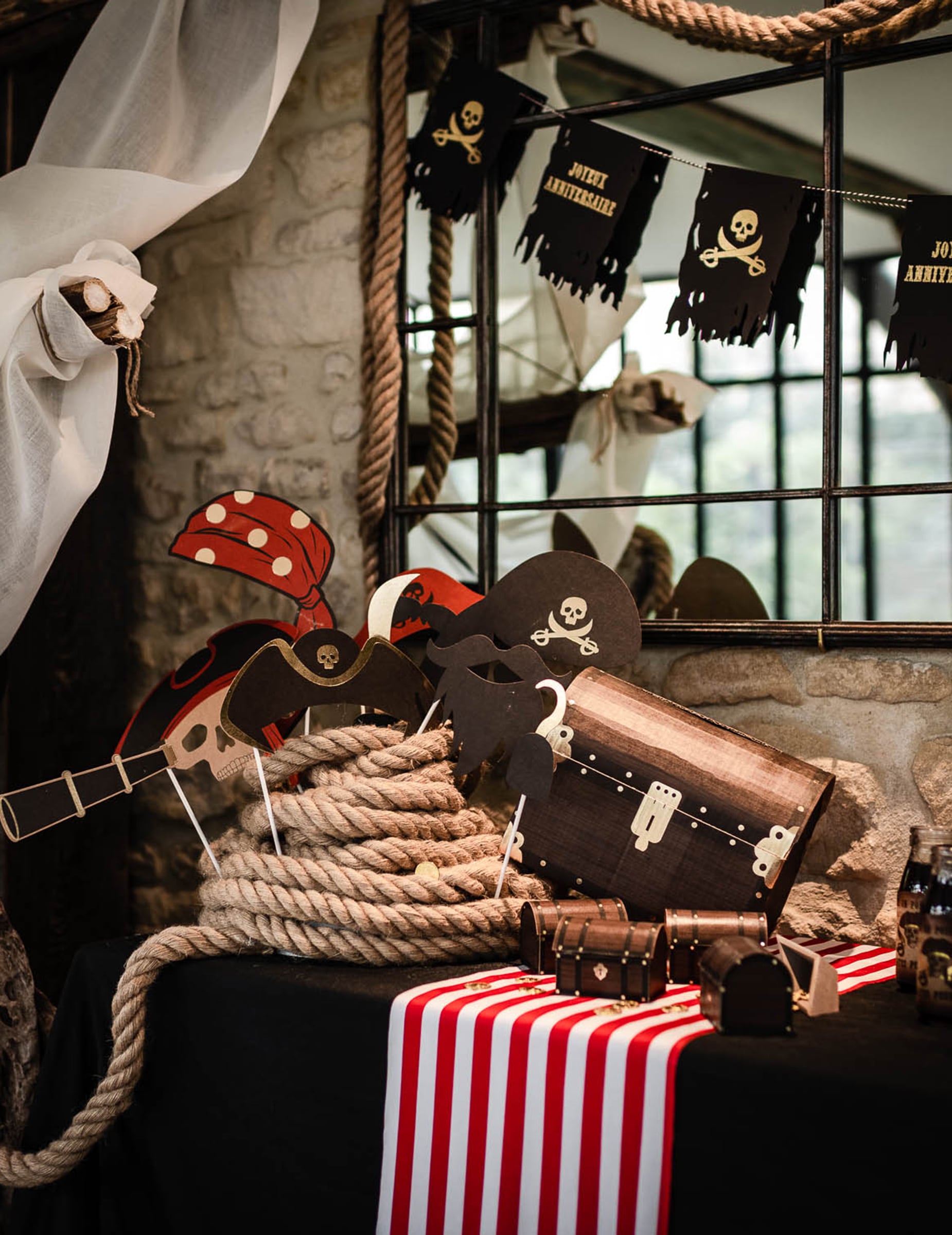 Mise en situation sur table décorée du kit photobooth pirate 10 pièces