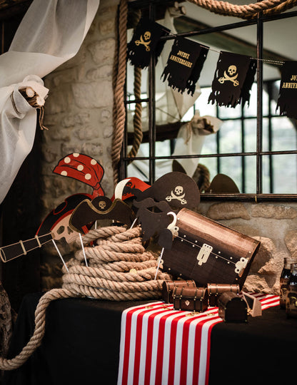 Mise en situation sur table décorée du kit photobooth pirate 10 pièces