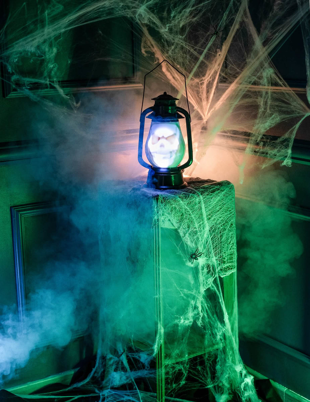 Tilannekuva savulla ja hämähäkinverkoilla, Halloweenin valo- ja äänilyhty