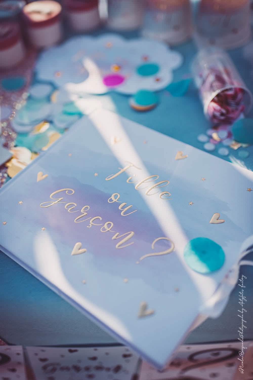 Gros plan sur la couverture du livre d'or Fille ou garçon pour baby shower