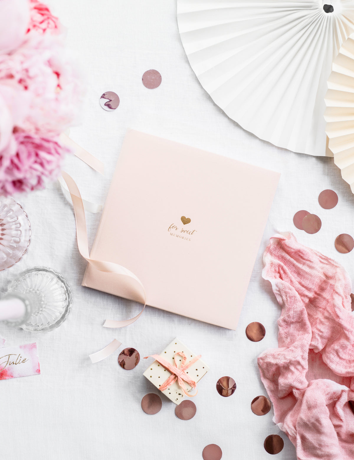 Mise en scène avec décorations du livre d'or mariage romantique