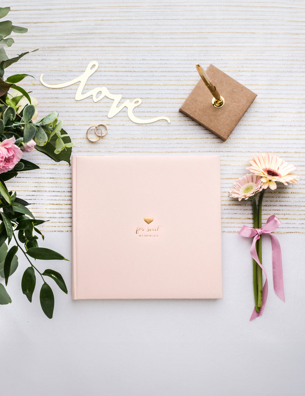 Mise en situation avec fleurs et accessoires du livre d'or mariage romantique