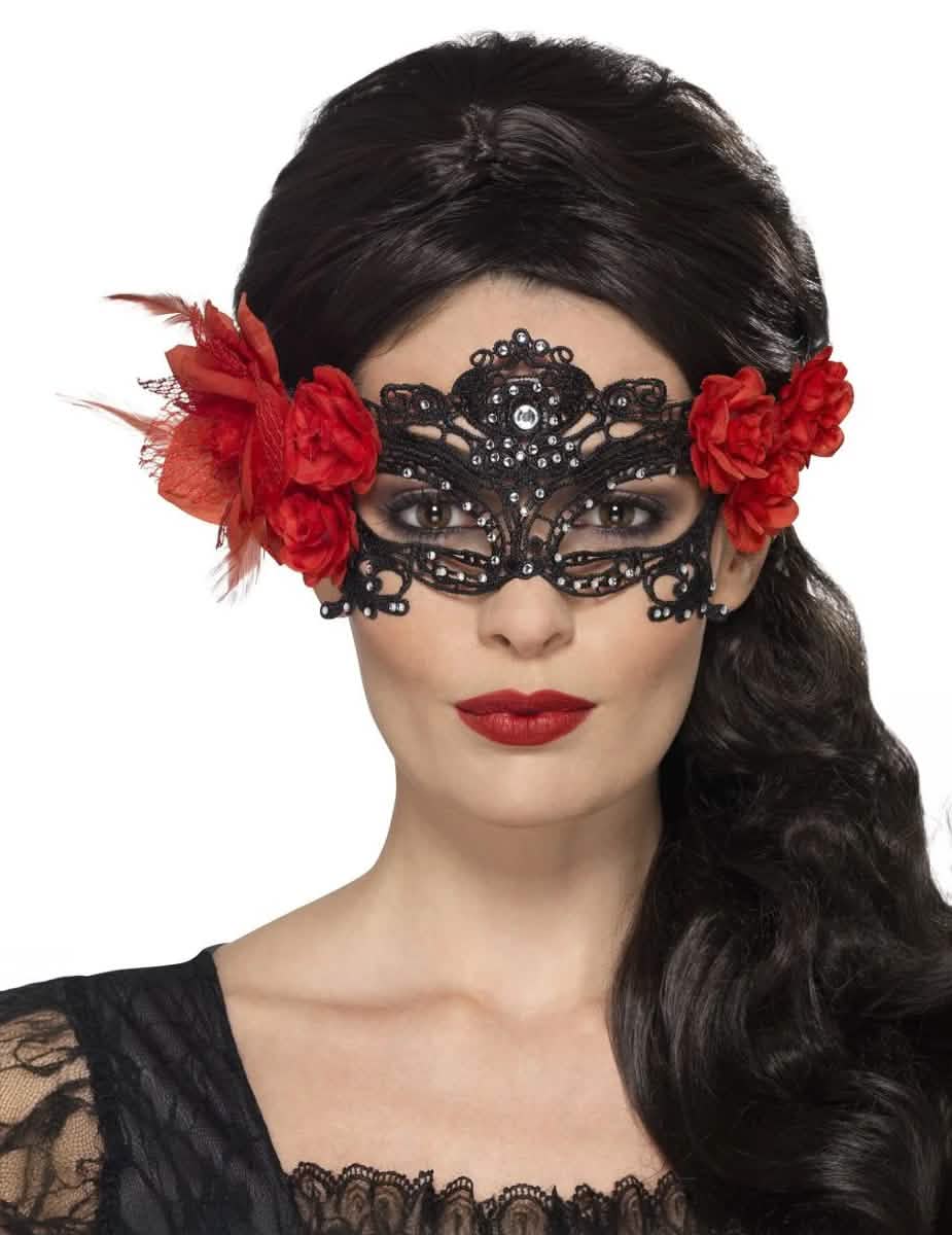 Musta aikuisten Dia de los Muertos -pitseinen naamio punaisilla kukilla ja strasseilla