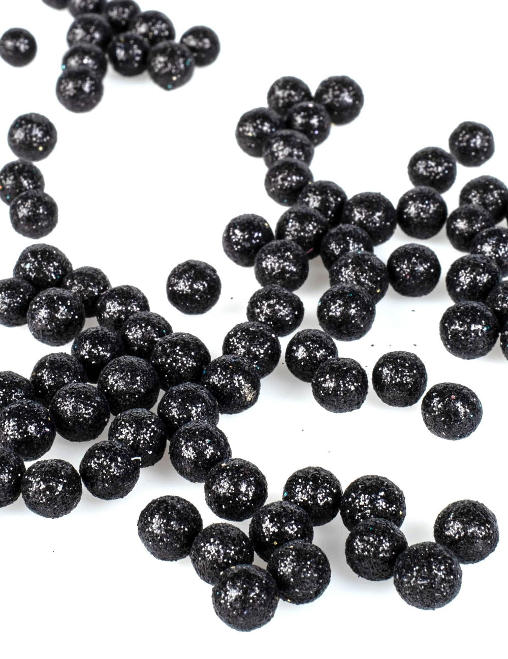 Gros plan sur les mini boules pailletées confettis de table chic