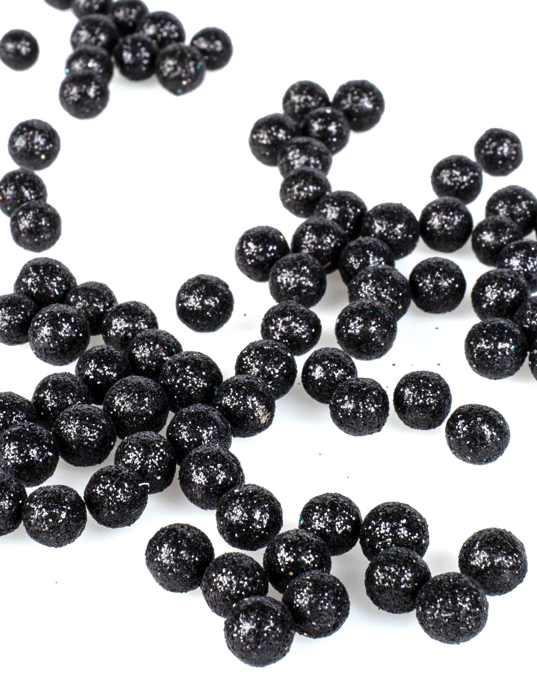 Gros plan sur les mini boules pailletées confettis de table chic