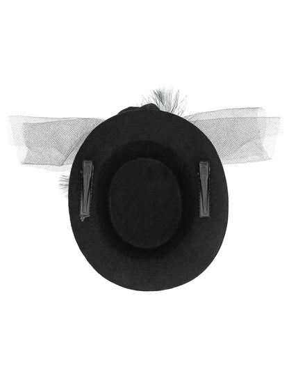 Détail du système d'attache par pinces du mini chapeau pour femme noir