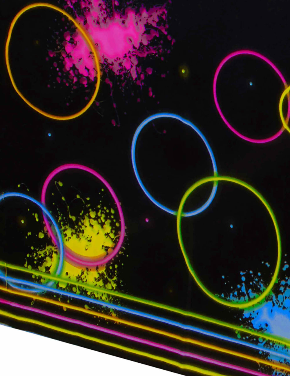 Lähikuva mustan Glow Party -muovipöytäliinan neonympyröistä ja -pilkuista