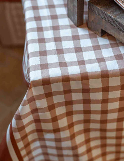 Auburn-värinen ruudullinen kangaspöytäliina Cottage Living 140 x 240 cm