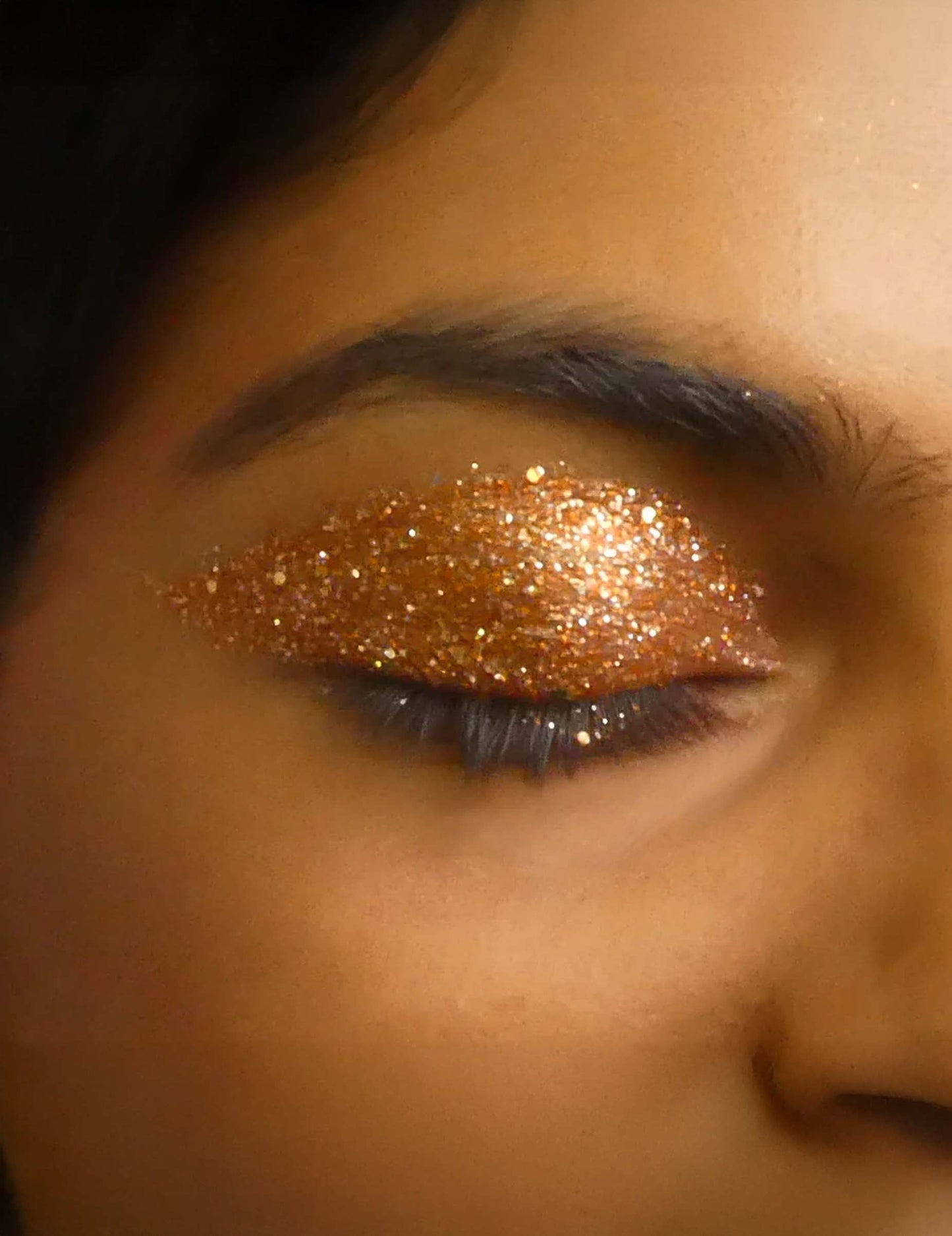 Rendu sur la paupière des paillettes biodégradables Si si la paillette pour maquillage orange métallique