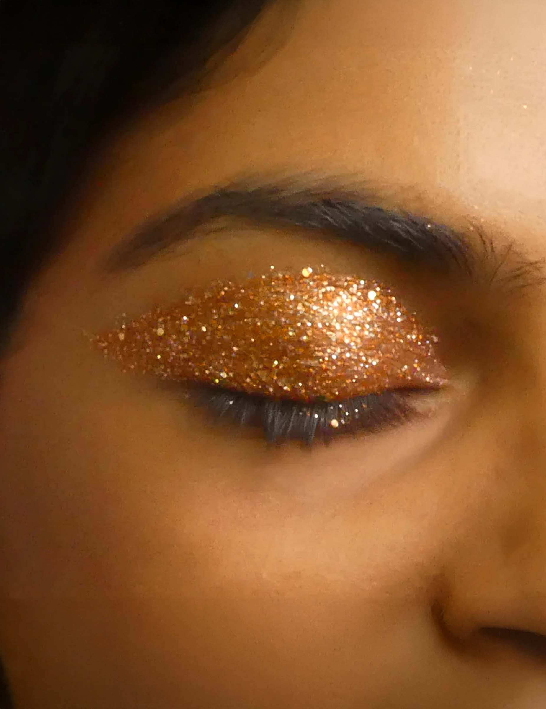 Rendu sur la paupière des paillettes biodégradables Si si la paillette pour maquillage orange métallique