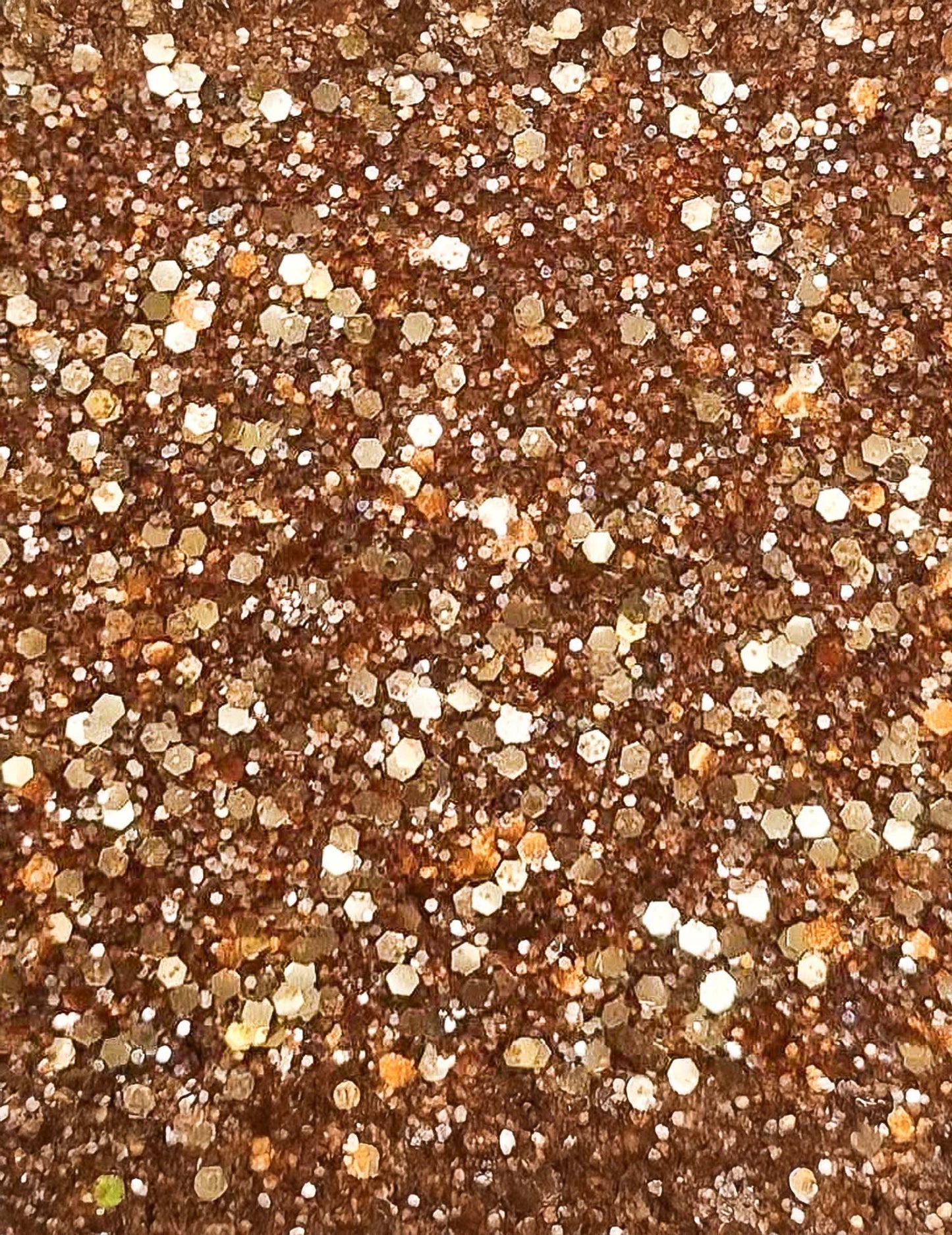 Gros plan sur la texture des paillettes biodégradables Si si la paillette pour maquillage orange métallique