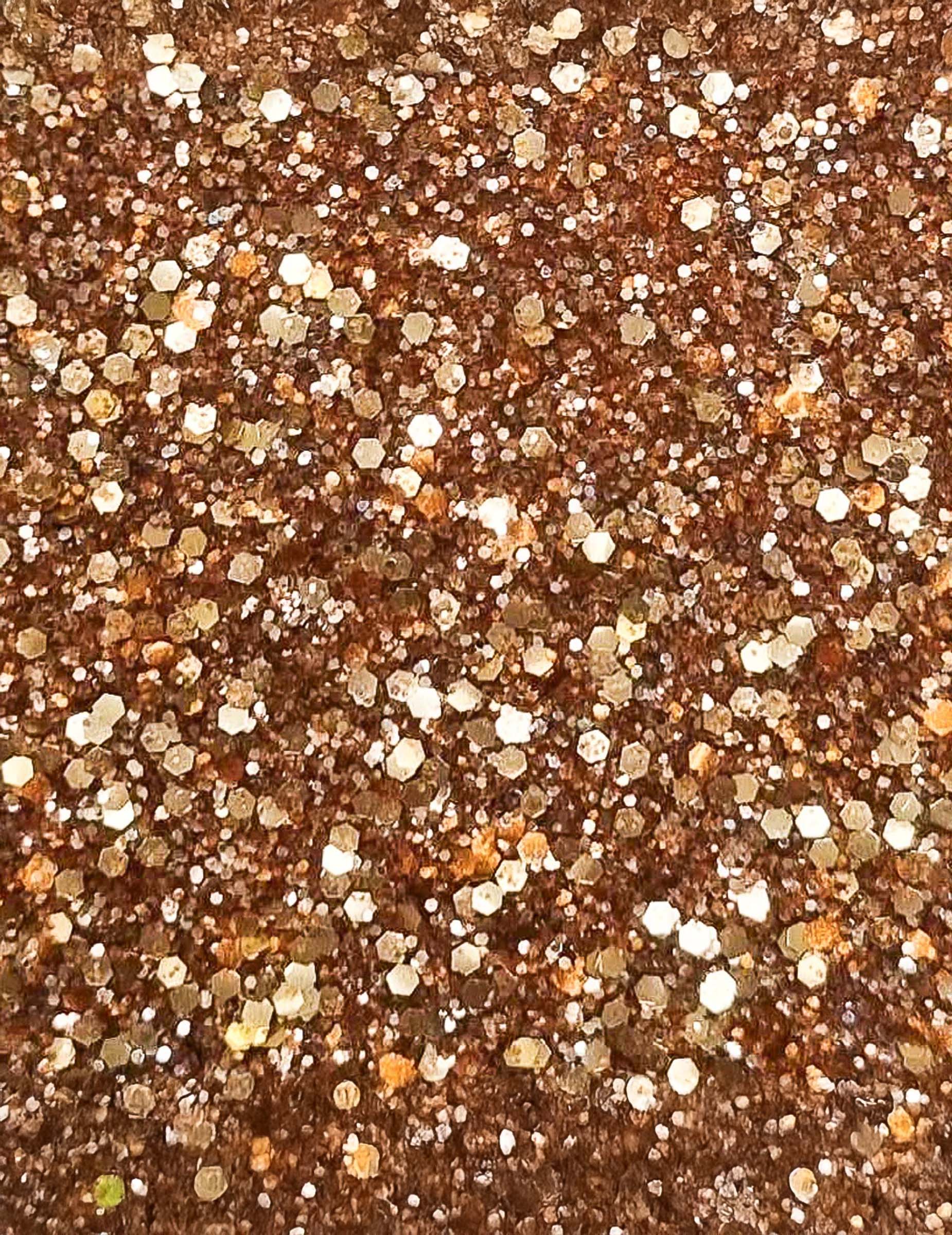 Gros plan sur la texture des paillettes biodégradables Si si la paillette pour maquillage orange métallique