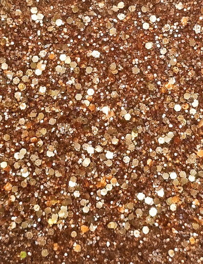 Gros plan sur la texture des paillettes biodégradables Si si la paillette pour maquillage orange métallique