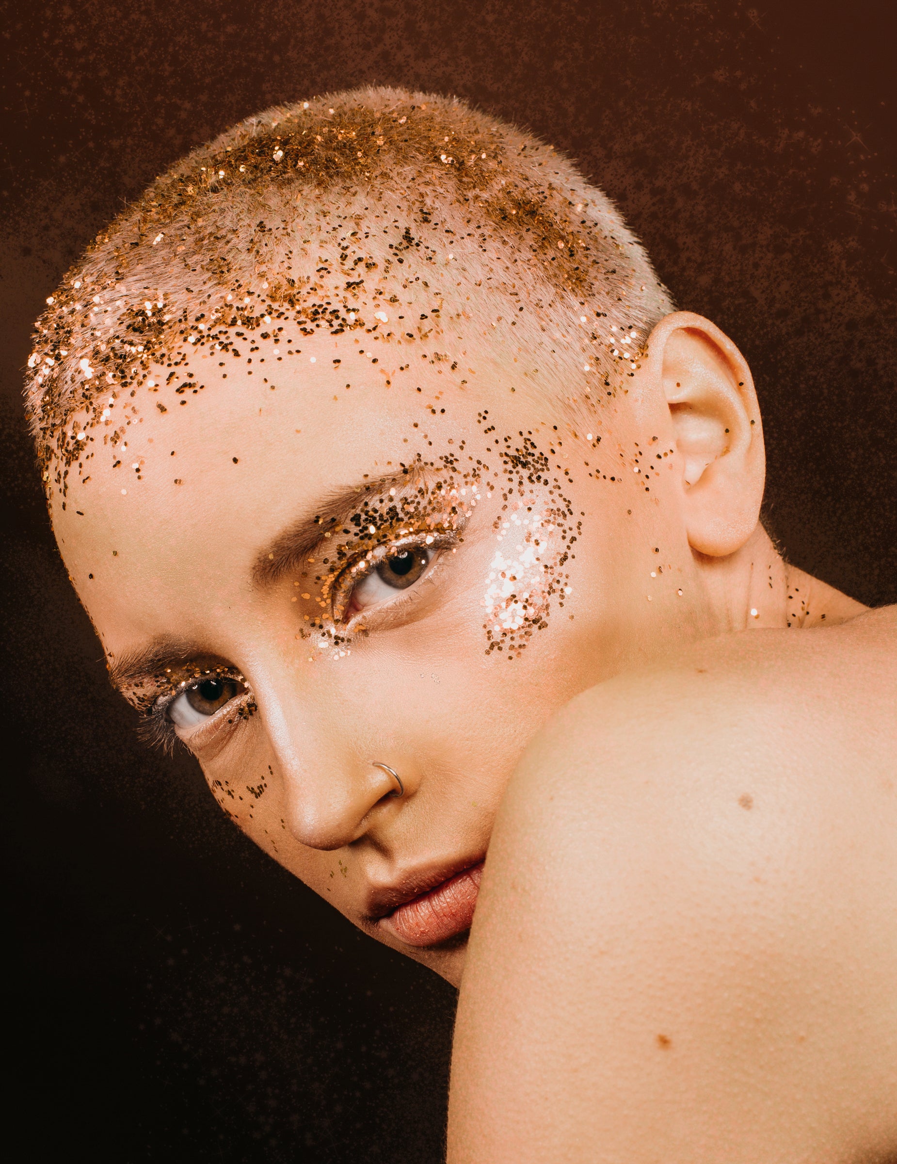 Mise en situation sur le visage et les cheveux des paillettes biodégradables Tchin Tchin