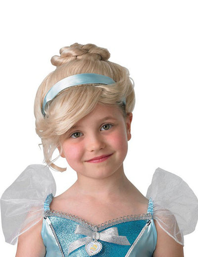 Perruque luxe Cendrillon pour enfant blonde avec chignon et ruban bleu