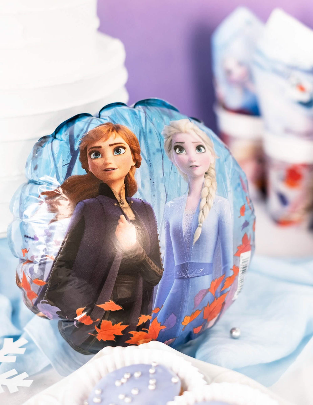 Lähikuva pyöreästä Frozen 2 -alumiinipallosta Annasta ja Elsasta