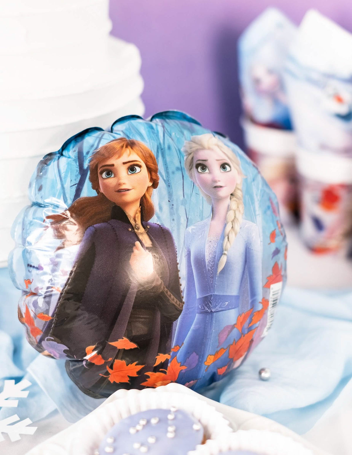 Lähikuva pyöreästä Frozen 2 -alumiinipallosta Annasta ja Elsasta