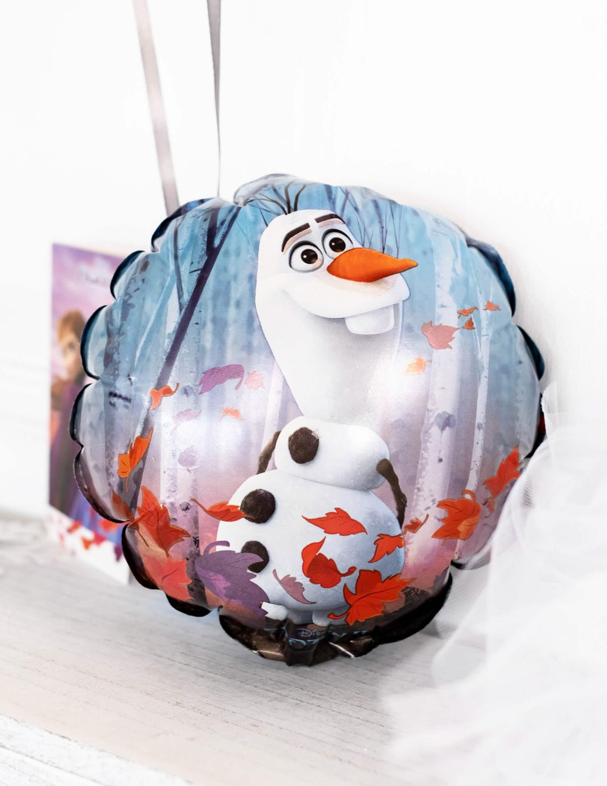 Tilannekuva ripustettuna Olafilla pyöreästä alumiinipallosta Frozen 2