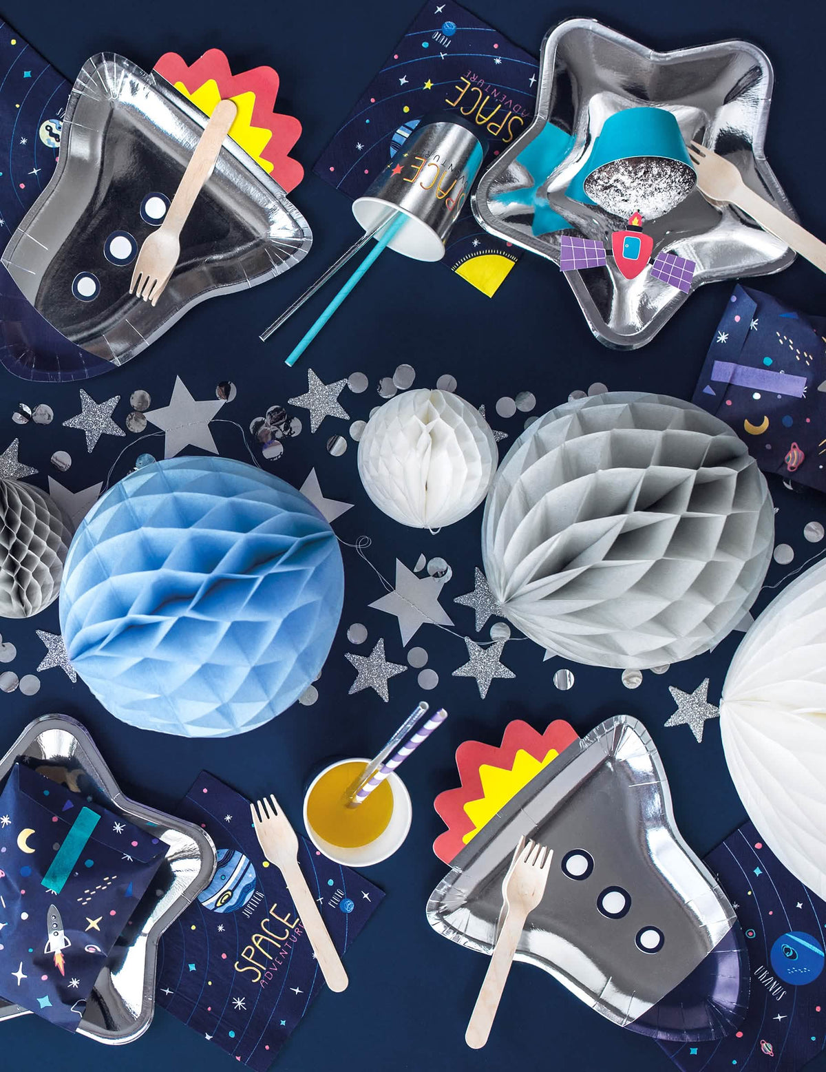 Mise en scène sur le thème de l'espace de la boule en papier alvéolé pour déco de fête blanc