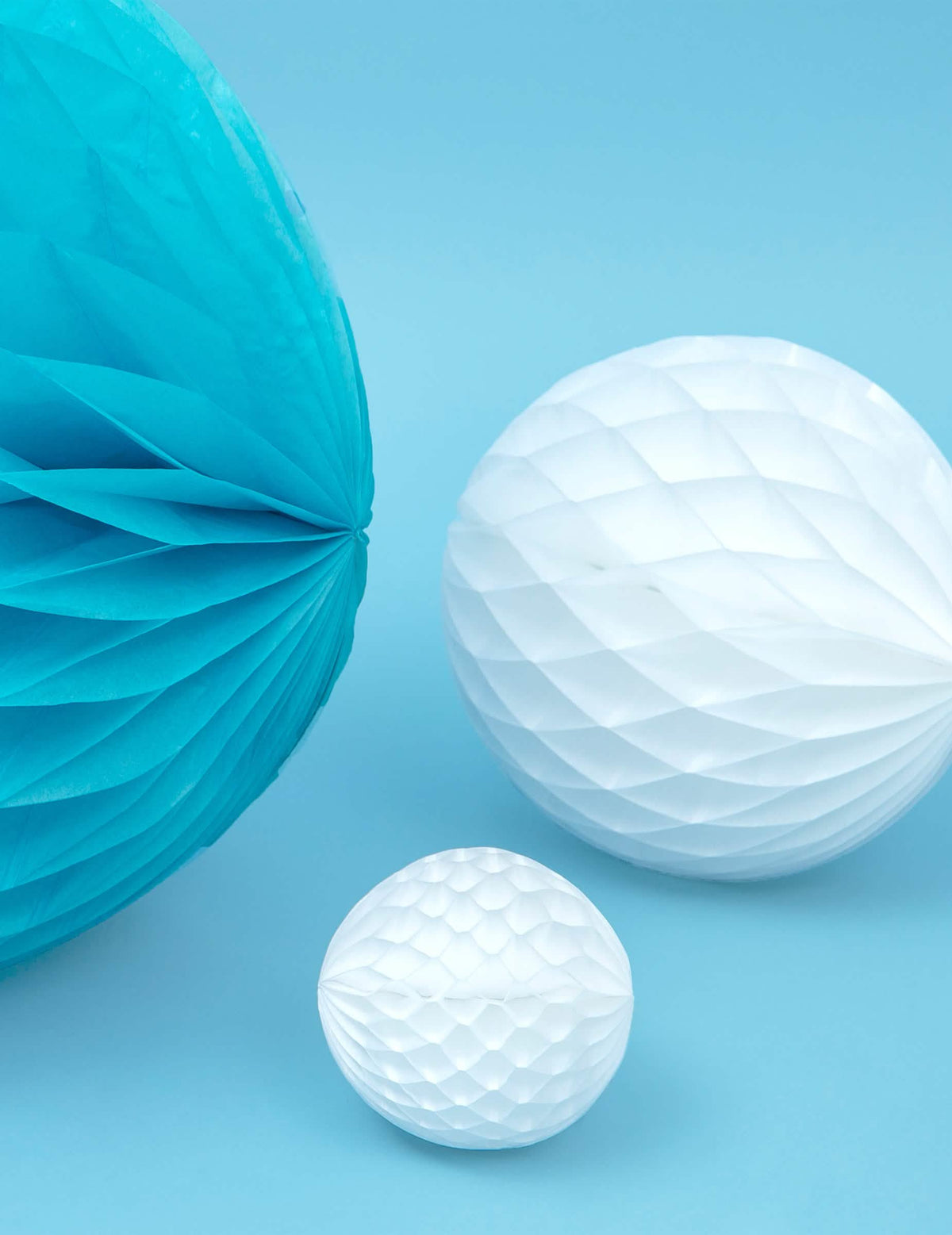 Comparaison de tailles de la boule en papier alvéolé pour déco de fête blanc