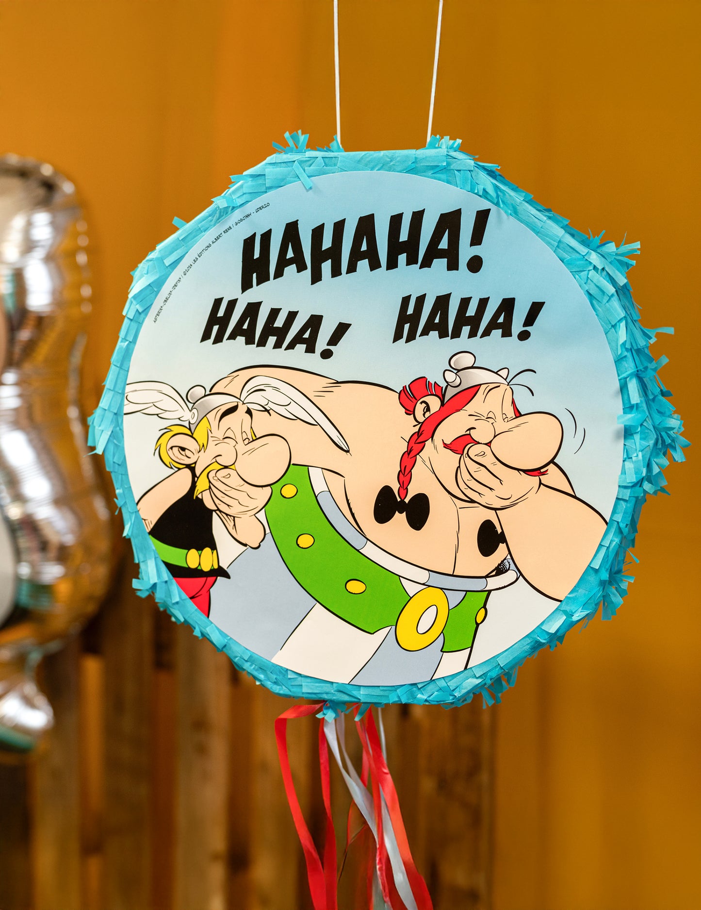 Gros plan sur l'illustration d'Astérix et Obélix qui rient de la Piñata Astérix pour enfant