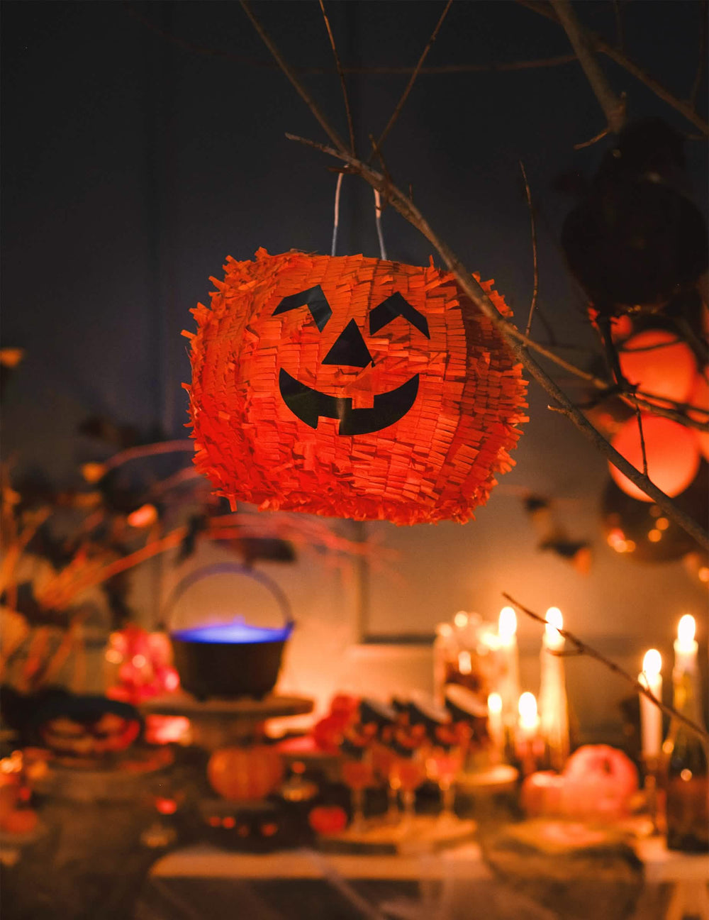 Ripustettu halloween-kurpitsapiñatan lavastus