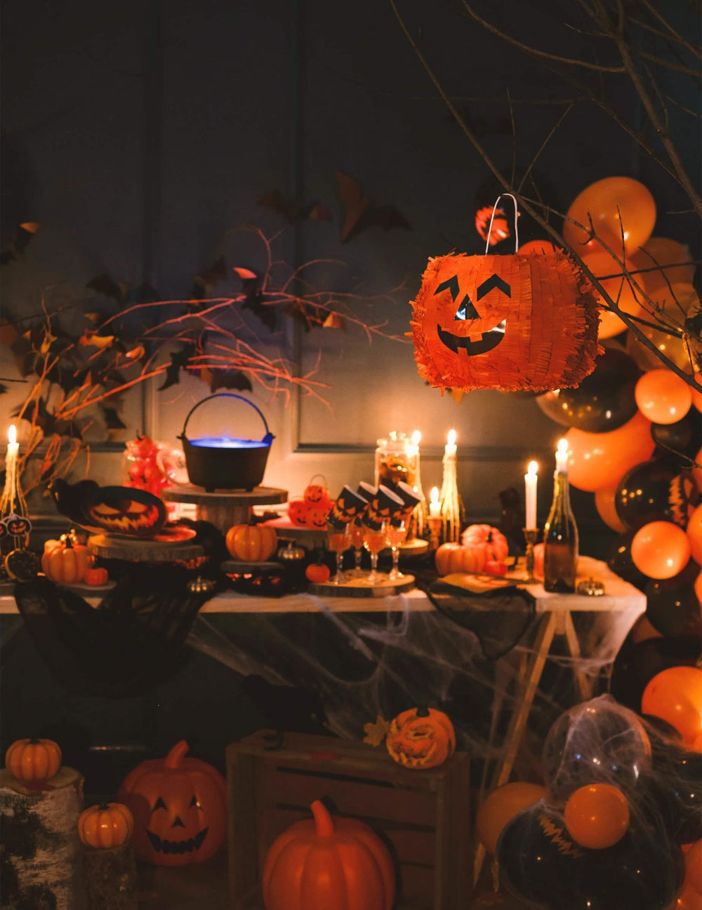 Juhlapöydän kattaminen piñata-kurpitsat halloweenia varten