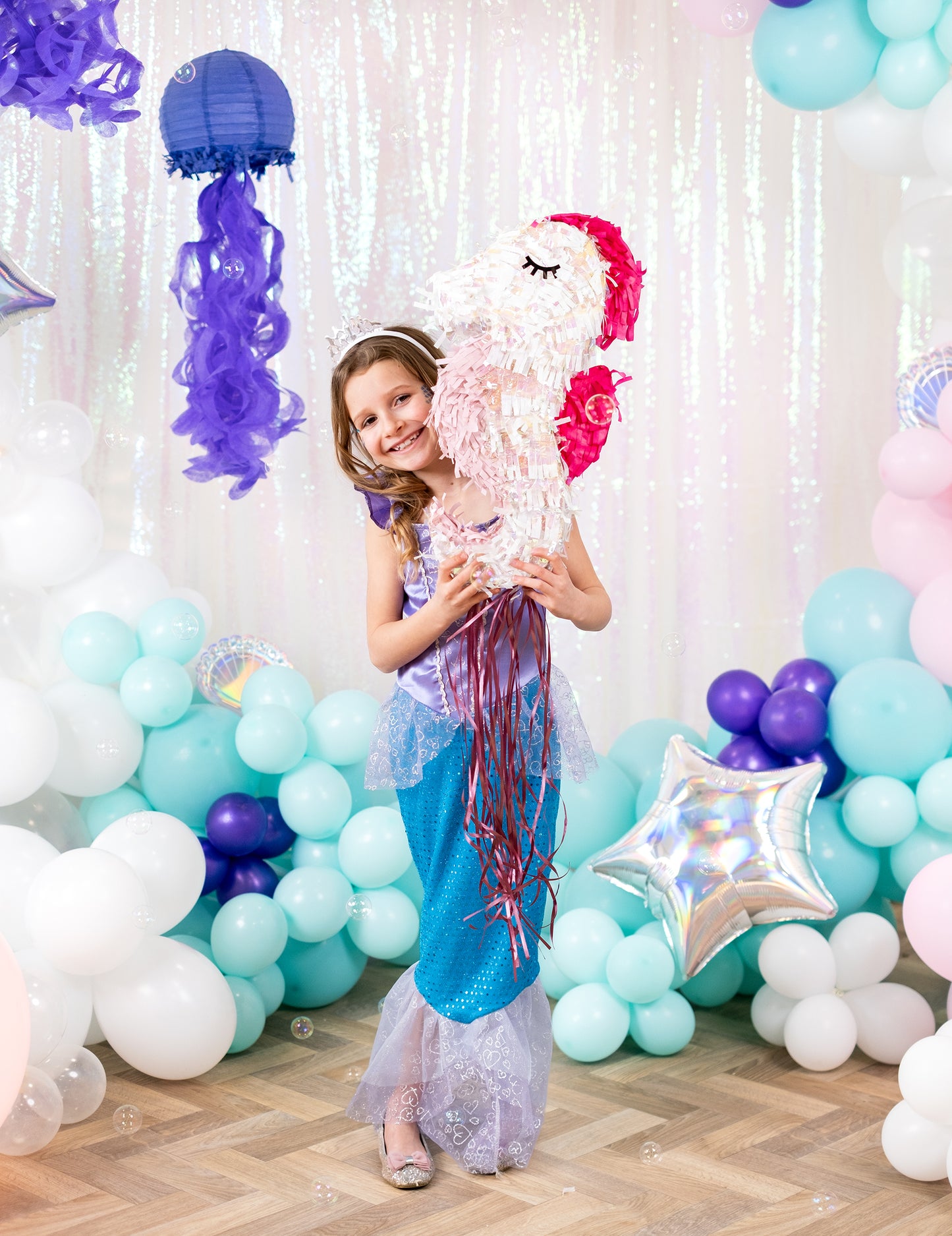 Enfant tenant la piñata hippocampe