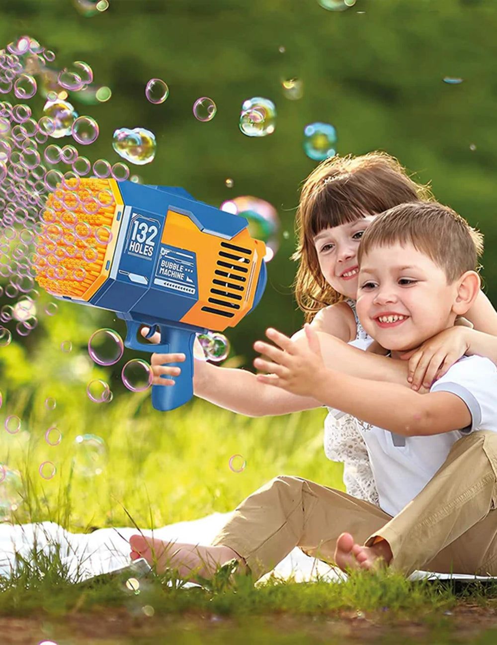 Enfants jouant avec le pistolet à bulles de savon pour enfant