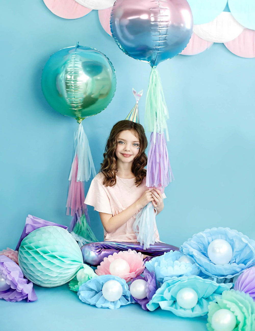 Mise en scène festive du pompon à suspendre en papier de soie pour décoration bleu ciel