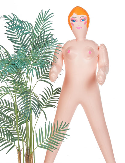 Mise en situation avec un palmier de la poupée gonflable femme pour adulte