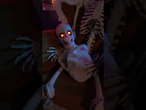Bébé zombie ensanglantée lumineux et sonore 50 cm