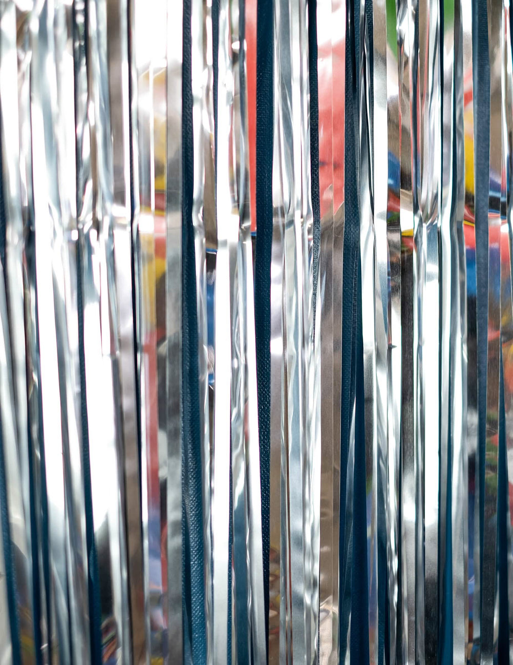 Gros plan sur les franges du rideau scintillant argent