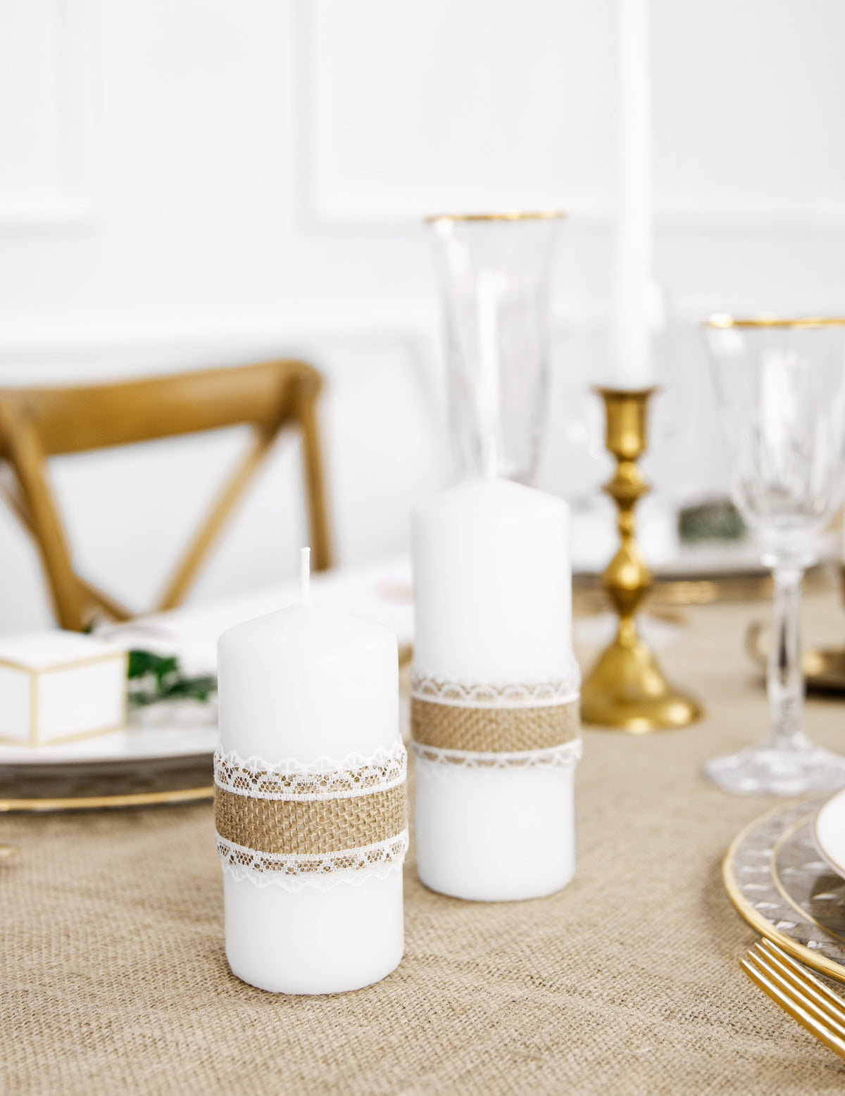 Mise en situation sur bougies du ruban mariage champêtre en toile de jute naturelle et bordure dentelle blanche