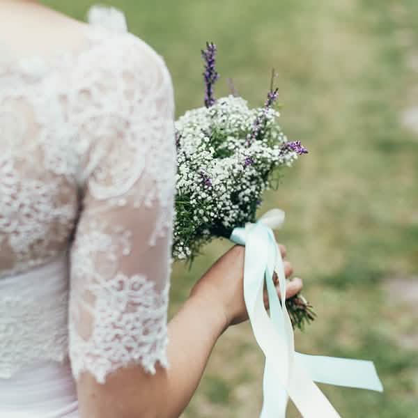 Mise en situation sur un bouquet du ruban satin pour mariage et fête