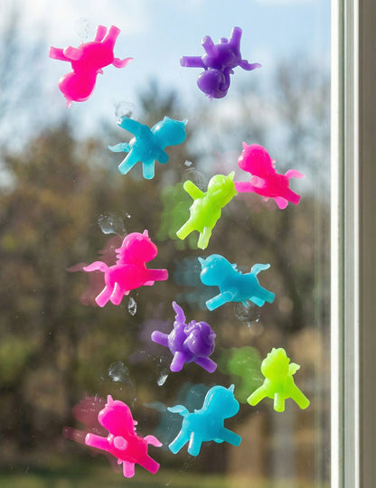 Vue rapprochée des jouets licornes adhérentes Creeblers