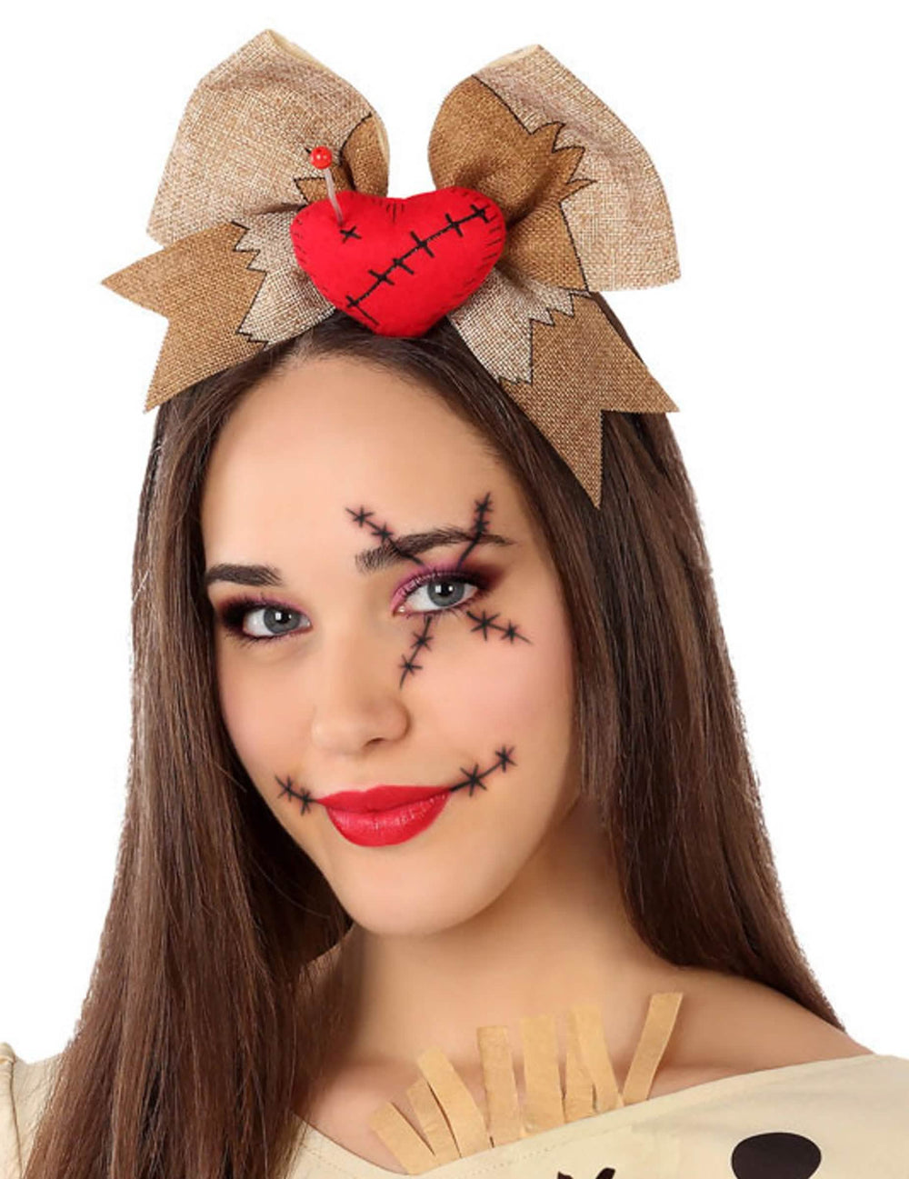 Voodoo-nuken hiuspanta aikuiset beige värisenä, jossa on juuttikankaasta tehty rusetti ja punainen sydän
