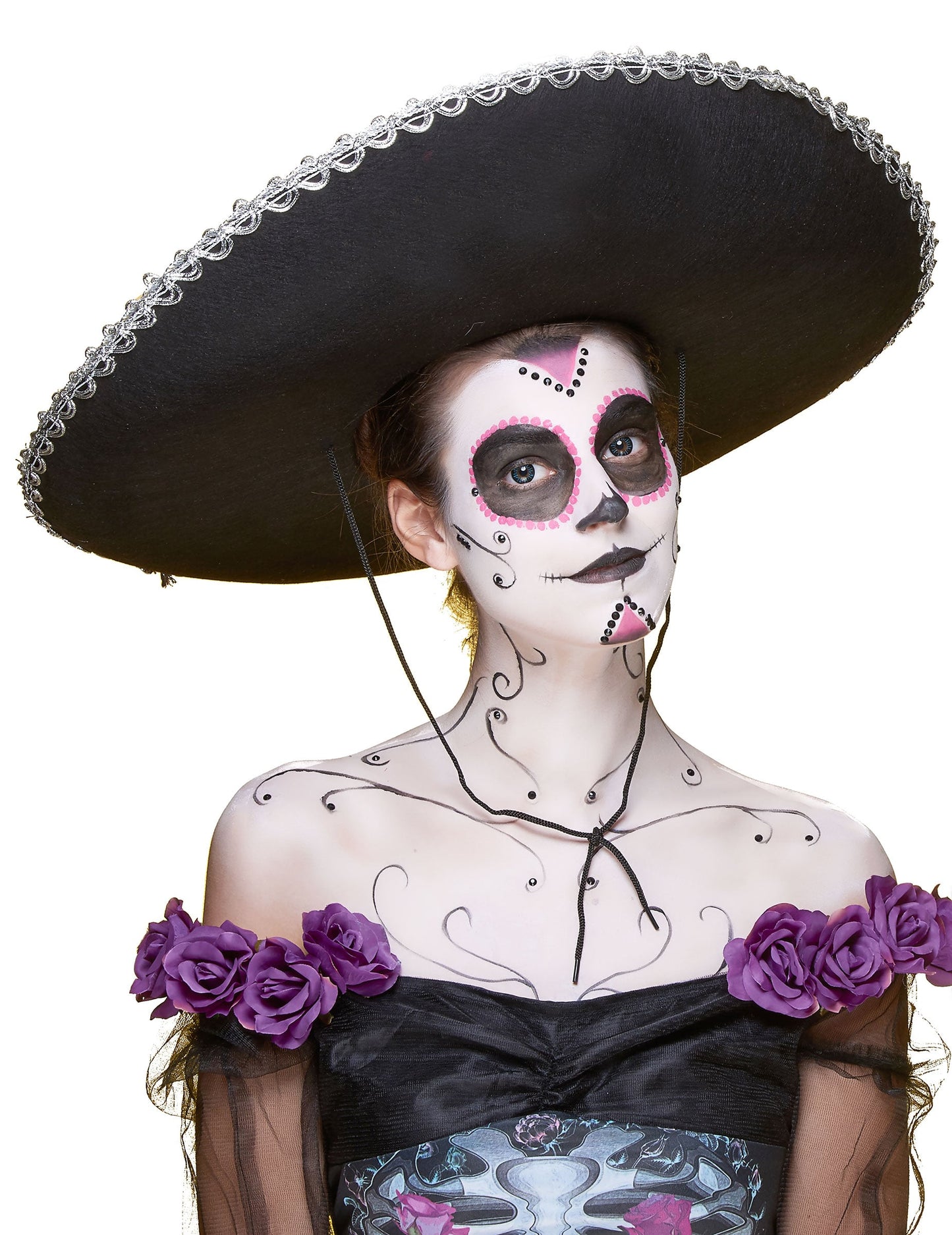 Vue de face porté du Sombrero pour adulte noir avec bordure argentée