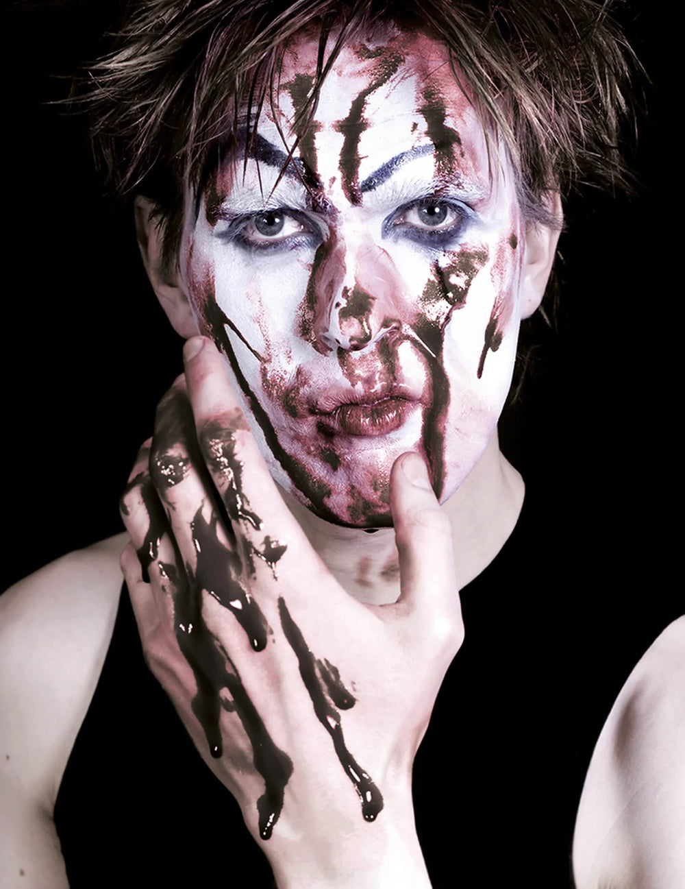 Rendu sur le visage et les mains du spray faux sang noir pour adulte