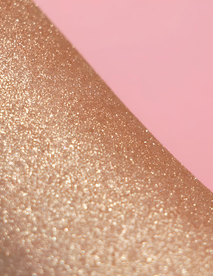 Détail du rendu des paillettes sur la peau du spray poudre pailleté Si si la paillette