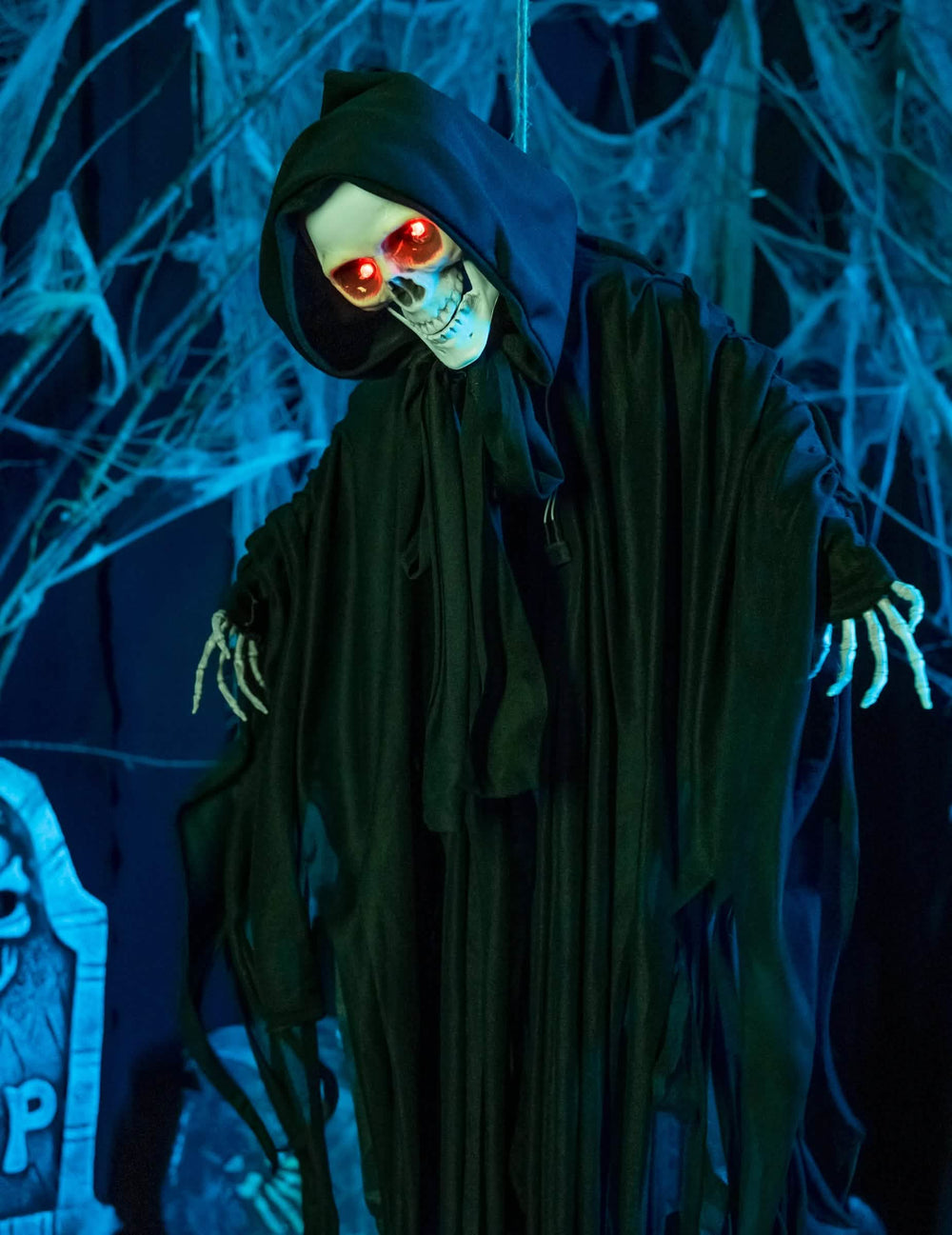 Tilannekuva halloweenin äänellä ja liikkeellä varustetusta valaisevasta luurangosta, jolla on punaiset silmät