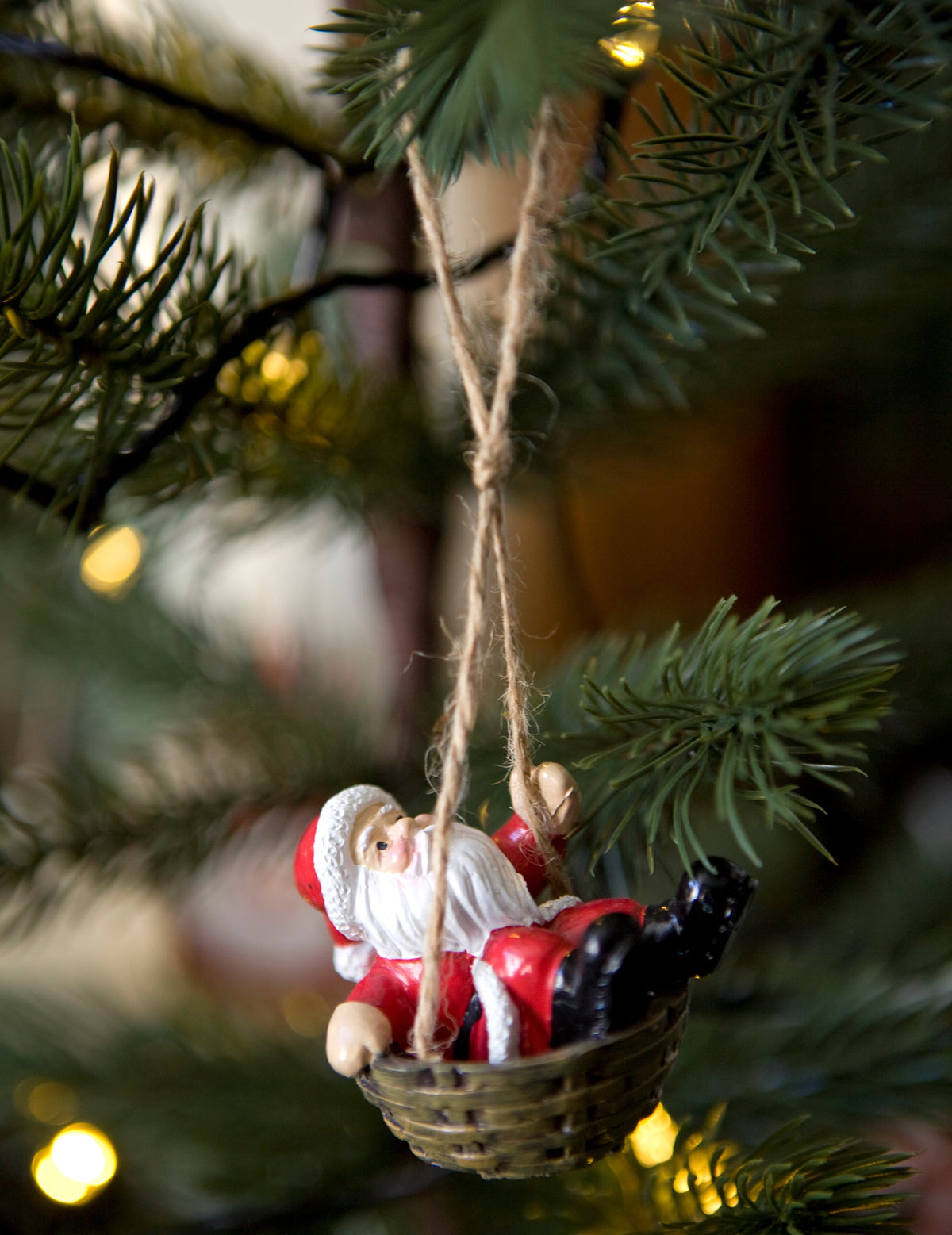 Gros plan en situation de la suspension père Noël dans son panier