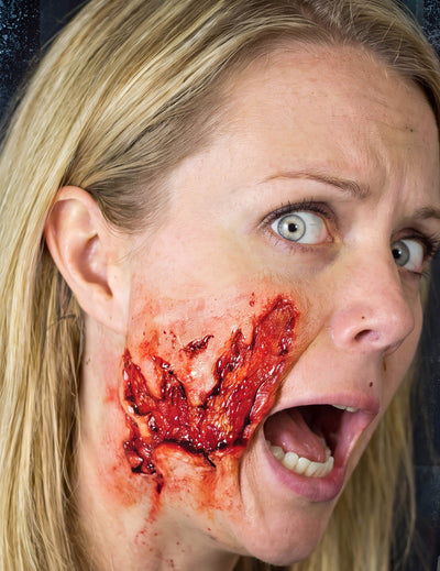 Väliaikainen Halloween-tatuointi kuorittu iho ja avohaava 3D-efektillä