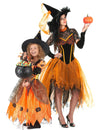 Oranssin noidan äiti ja tytär Halloween-pariasu