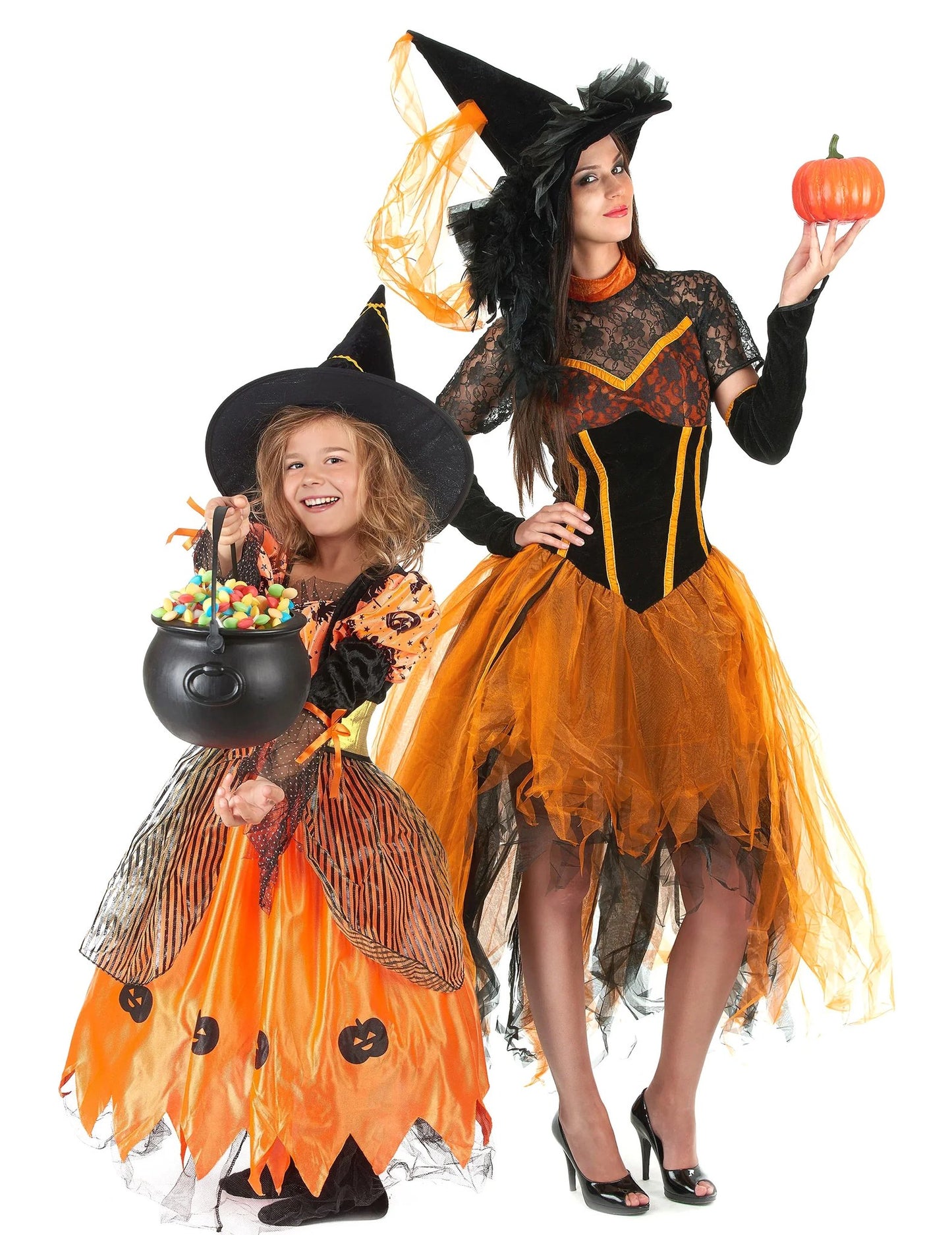 Oranssin noidan äiti ja tytär Halloween-pariasu
