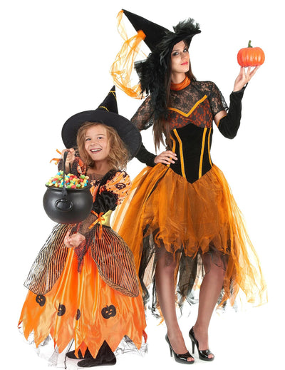 Oranssin noidan äiti ja tytär Halloween-pariasu