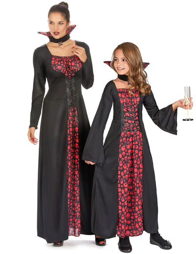 Äiti ja tytär vampyyriparin asu Halloweenina