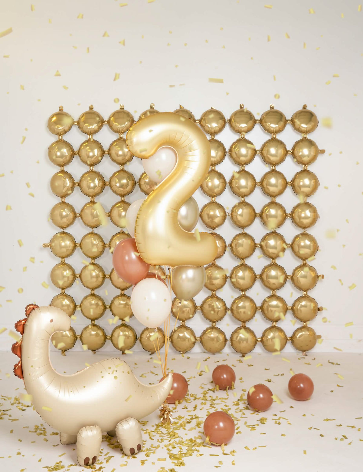 Mise en situation avec ballon chiffre 2 et dinosaure du décor en ballon aluminium double face pour fête argenté et doré